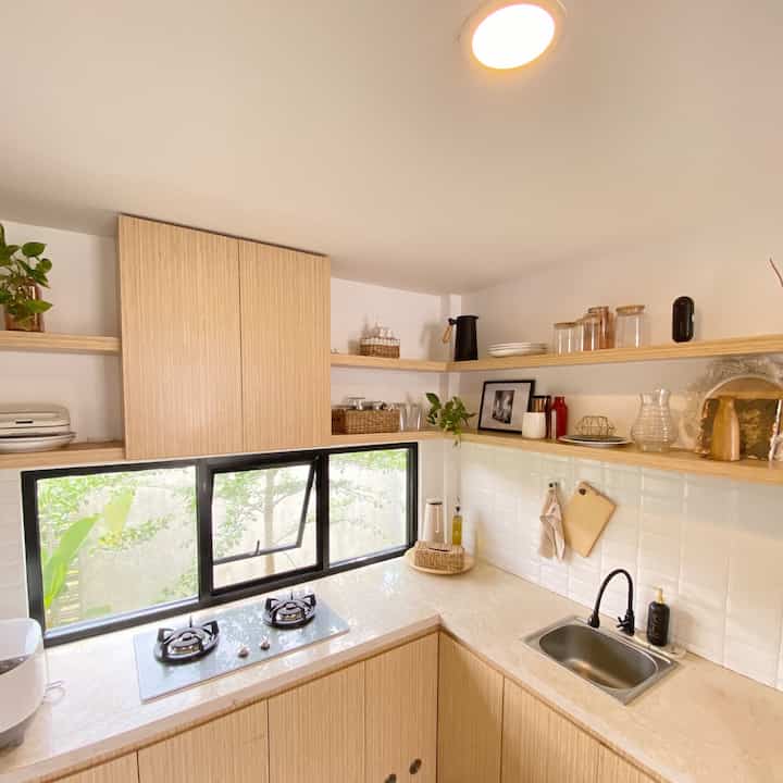 Bagian jendela di dekat kompor yang menghadap keluar di area dapur ini merupakan bagian yang paling membuat kami happy. Selain bisa memanjakan mata dengan melihat yang hijau2, jendela ini jg berfungsi untuk mengeluarkan aroma masakan agar tidak menyebar ke seluruh rumah 😁

Untuk item dekorasi dapur kali ini kami menambahkan tanaman segar hijau yang menjuntai agar nuansa tropicalnya semakin hidup.

#kitchenstyling #kitchendecorideas #kitchenmakeover 
