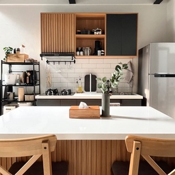 Dapur di rumah open plan 
Begitu buka pintu, dapur kami jadi area yang langsung terlihat. Supaya terlihat rapih kami memutuskan untuk custom kitchen set dan kitchen island. Kitchen set dan kitchen islans ini jugalah yang menjadi focal point di dapur kami. 
Agar menjadi lebih menarik, desain kitchen set kami tambahkan kisi-kisi. Meski secara harga menjadi jauh lebih mahal, tapi kami tidak menyesal memilih hal tersebut. 
Cara aku styling dapur agar tampil lebih cantik dan estetik adalah 
1. Meminimalisir barang yang diatas top table
2. ⁠Memilih appliaces, perintilan, dan dekorasi dengan tone warna yang senada. 
3. Menambahkan tanaman artificial agar ruangan terkesan lebih hidup
Semoga menginspirasi 🤍
#kitchenstyling #kitchendecorideas #kitchenmakeover 