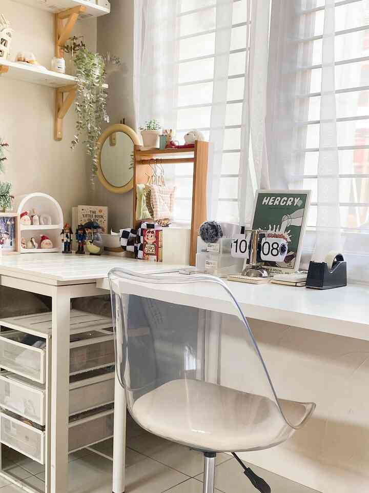 Aku menghabiskan waktu sebagian besar di ruangan ini.. ruang kerja yang bisa merangkap jadi coffe corner☕️

Tema ruangan ini #koreanstyle dengan furniture serba putih dan wooden.. dilengkapi dengan dekorasi yang bisa digunakan untuk props foto/ video.

#korean #koreanroom #roomdecorinspo 
 #aesthetichomedecor #workspace #greynaehaus 