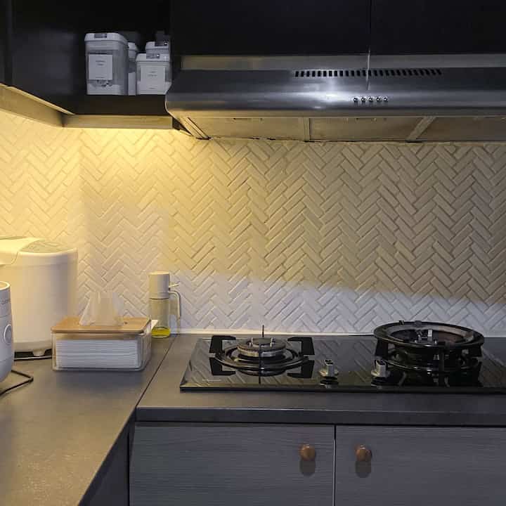 Night vibes 🍳
dapur dirumahku rapih nya cuma malam hari.. karena kalau siang selalu dipakai untuk masak keperluan usaha kami.

tidak banyak dekorasi di dapur ini, malah bisa dibilang tidak ada.. karena kalau ada dekorasi akan bikin space memasak semakin sempit😁
jadi aku dan suami lebih suka seperti ini.. terlihat simple dan rapih.

#kitchenstyling #kitchendecorideas #kitchenmakeover #dapursimple #dapurmalamhari #greynaehaus 