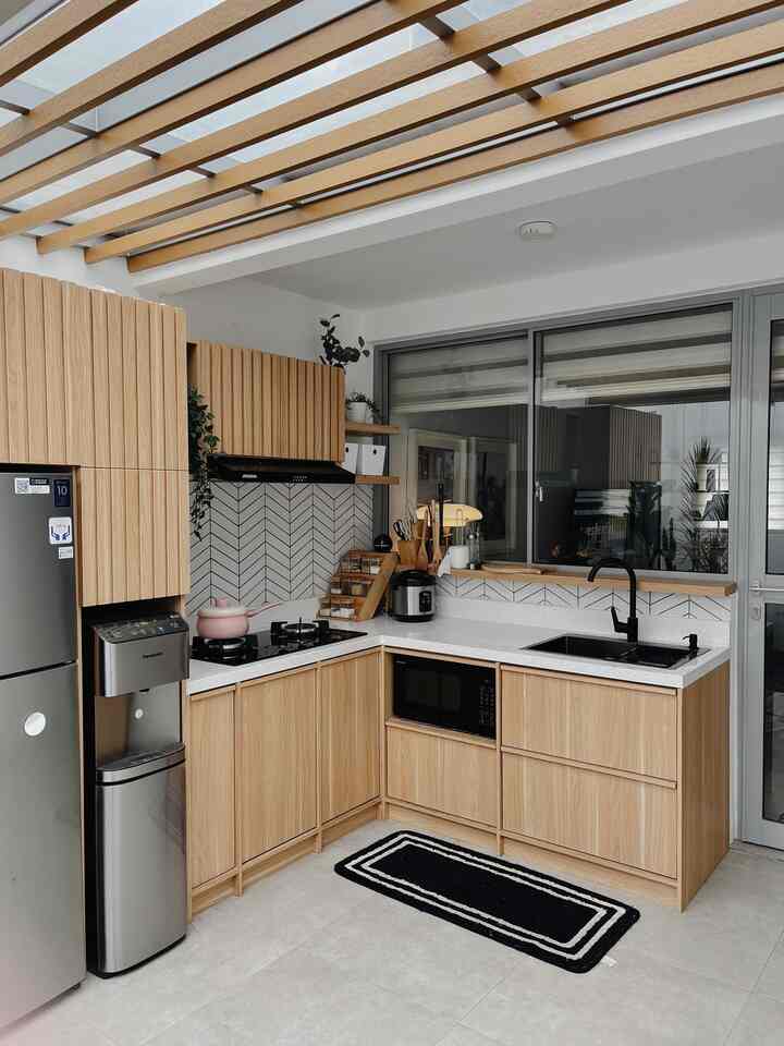 Texture dan pattern menjadi highlight dalam desain dapur ini, pattern chevron pada backsplash dipadukan dengan tekstur kayu pada hpl cabinet dan solid surface berpattern terazzo pada countertop.

Pengaturan kontras diperlukan agar pattern tidak saling bertabrakan, jadi tetap enak dilihat walaupun memiliki pattern yang berbeda-beda.
Dalam desain ini yang kontrasnya paling tinggi adalah keramik backsplash, lalu dilanjut cabinet dan countertop.

Desain dapur didominasi oleh kabinet tertutup supaya terkesan lebih rapi dan perawatannya lebih mudah, sementara open cabinet berfungsi untuk meletakan aksesoris sebagai pemanis agar dapur tidak monton.

Kami memilih push opening system karena  tidak ingin ada tambahan handle kabinet agar fokus desain tetap pada tekstur dan patternnya.

#kitchenstyling #kitchendecorideas #kitchenmakeover #kitchendesign #minimaliskitchen

