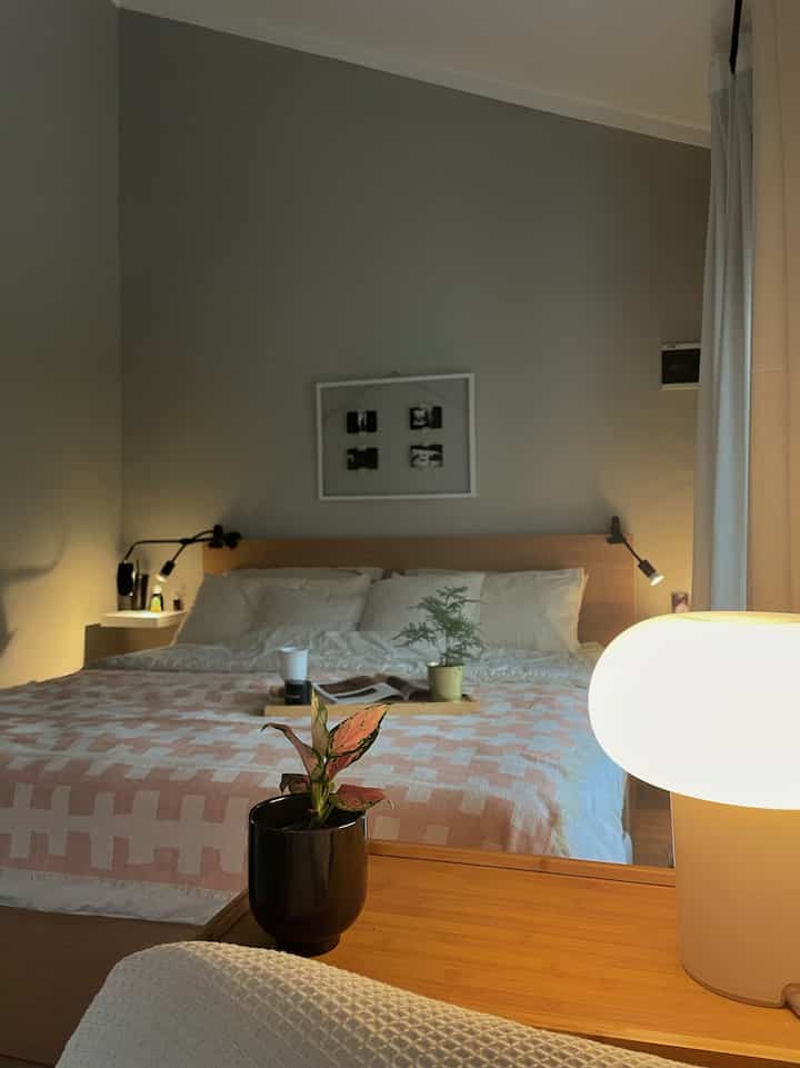 Salah satu hal favorit di ruangan tidur ini adalah kasurnya yang dekat dengan jendela dan pemandangan hijau. Kucingku juga jadi suka ngintip2 ke luar 🫶🏼🌿 #bedroomstyling #bedroomdecorideas #bedroommakeover