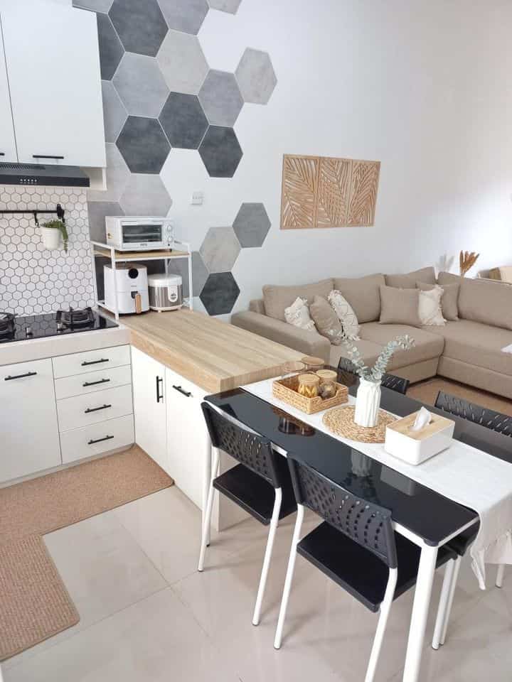 Ruangan favorit di rumah riqata buat aku adalah kitchen & dining yg menyatu dengan ruang keluarga

Ini adalah foto tahun 2022 sebelum lantai dipasang vinyl flooring. Aku suka dengan ruangan tanpa sekat ini karena merasa nyaman bisa melakukan aktivitas di dapur sambil kumpul dengan keluarga..

Meja makan pertama di rumah kami bernuansa hitam putih menyesuaikan dengan konsep monochrome yang sebelumnya aku terapkan.. rangka meja dari besi, dan permukaan bahan kaca tempered glass, suka banget sama desainnya yg minimalis, sayang produknya sudah discontinue..

Item favorit berikutnya di dapur adalah rak serbaguna yg aku pakai untuk menyimpan bumbu. Rak ini bisa di adjust panjang pendeknya 

Aku memilih sofa L warna cream di ruang keluarga yang size nya cukup lebar dan nyaman. Sengaja memilih warna cream cenderung mocca agar tidak terlihat cepat kotor..

#MyfavoriteRooms
#MyHouseStory
#MyFavoriteItems