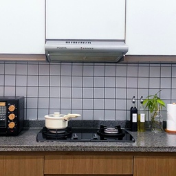 Dapur ini kami bangun pada tahun 2011, pemilihan warna putih dikombinasikan dengan material marmer dan kayu bertahan hingga saat ini.
Penggunaan storage memudahkan kami untuk menyimpan peralatan dapur. Dapur kami perlu dibersihkan secara teratur dari sisa-sisa makanan dan minyak agar selalu terlihat bersih dan rapih.
#kitchenstyling #kitchendecorideas #kitchenmakeover #dapur #kitchen #kitchenisland #kitchenset