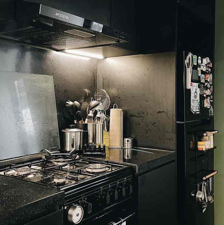 Dari awal saya membuat dapur saya sudah memikirkan untuk ruang penyimpanannya. Makanya saya buat kabient dapur ini full sampai ceiling dan serba tertutup agar semua barang ada rumahnya dan tidak terlihat berantakan. Di dalam kabinetnya saya juga tambahkan organizing tool agar makin rapi, seperti lazy susan atau rak putar untuk bumbu masak dan inner shelf agar memudahkan menata dan menumpuk peralatan masak
#kitchenstyling #kitchendecorideas #kitchenmakeover #kitcheninspiration #kitcheninspo #kitchenideas #blackkitchen #livingalone #kitchenorganizing #kitchenhack 