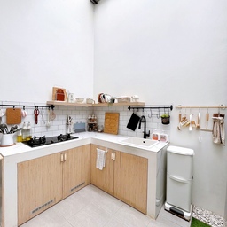 Caraku styling dapur yang pertama tentuin tema sesuai rumah. Setelah itu untuk pemilhan warna item dekorasi sebaiknya yang masih senada. Aku memilih barang-barang yang sekiranya dipakai agar dapur tidak terlihat banyak tumpukan barang-barang yang tidak terpakai.
Dapur di rumapertama ini letter L dengan ukuran Panjang 3m, Lebar 60cm, dan Tinggi 85cm. Ukuran dapur ini tergolong standar dan nyaman untuk penggunanya.
#kitchenstyling #kitchendecorideas #kitchenmakeover #homedecor #inspirasidapur #inspirasirumah
