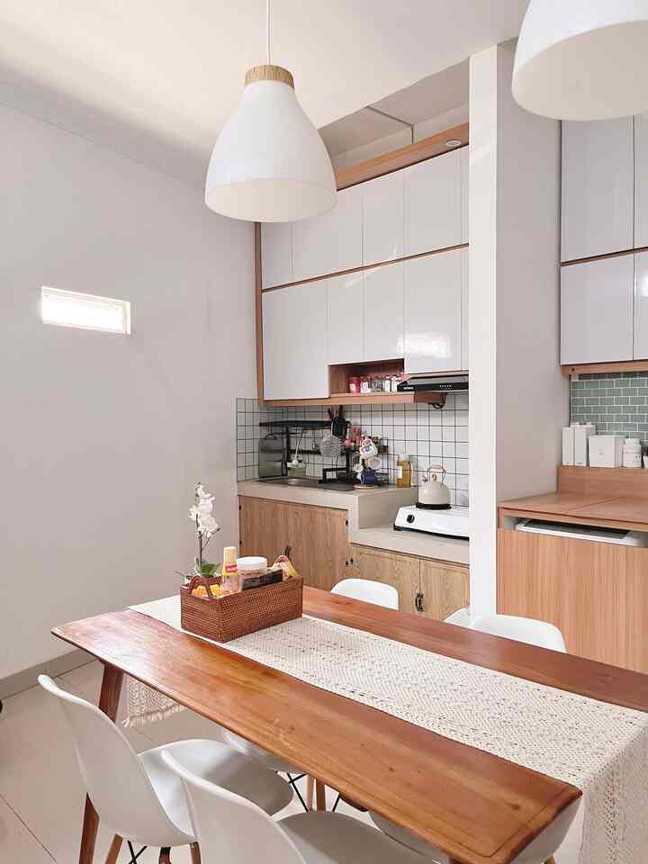 Masih dengan tema japandi, dapur pun diusung dengan tema japandi dengan penambahan kabinet dengan warna hpl white and wood. Kabinet eksisting dilapisi dengan wallpaper motif kayu agar senada dengan kabinet atasnya. Backsplash pun dilapisi dengan stiker keramik kotak putih agar lebih senada dan minimalis. 

#kitchenstyling
#kitchendecorideas
#kitchenmakeover
#diylowbudget
#kitchenmakeover
