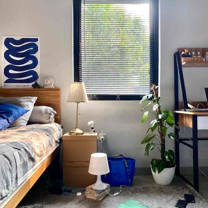 #labeloftones mid century modern design selain di dominasi warna-warna kayu dan kontras warna pada sentuhan dekorasi, juga hadirnya lampu sebagai penerangan yang memberikan ambience ruang menjadi lebih menarik. 
permainan suhu warna lampu dapat memengaruhi suasana ruang. lampu dengan warna hangat (2700k) sebagai pencahayaan yang dominan untuk kamar tidur agar memberikan suasana yang tenang dan nyaman. namun pada spot baca dan kerja dibersi sentuhan lampu dengan warna biru (4000k - 6500k) agar dapat memberikan suasana yang lebih fokus.

#midcenturymodern #roomdecprinspo  #aesthetichomedecor #interiordesign #bedroomideas #kamarkost #interiordesign #midcentury #lighting #ambiencelighting #design #roomdecor