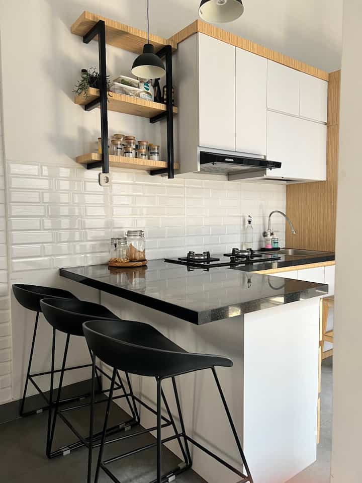 Sejak awal mendesain rumah, kami sangat ingin meletakkan daapur sebagai tempat yang menyatu dengan ruang keluarga. Sehingga aktifitas memasak tetap bisa dilakukan selagi berkumpul. Oleh karena itu kami mendesain dapur dengan dilengkapi kitchen island. Ini adalah salah satu focal pointnya. Selain sebagai tempat sajian makanan, bisa juga digunakan sebagai tempat preparation sebelum memasak. Untuk menjaga kerapian dapur, kami menyiapkan banyak ruang penyimpanan tertutup, jadi semua barang berada ditempatnya tanpa terlihat.
#kitchenstyling #kitchendecorideas #kitchenmakeover #kitchenset #kitchen #inspirasidapur #dapurmini #inspirasidapurmini #dapurhitamputih #tempatmakan #kitchenisland #perabotdapur #idedapur #idedapurminimalis #dapurminimalist 
