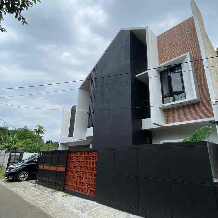 Rumah Atap Pelana

Dilihat dari bentuk fasad/eksterior memang rumah_dingdong bergaya scandinavian dengan warna bold, tetapi ada sentuhan sedikit industrial pada pemilihan beberapa part rumah seperti pada railing tangga, pagar, dinding aksen bata dan lampu. Warna gelap hitam coklat abu mendominasi bagian rumah_dingdong

#scandinavian #industrialminimalist #homedecorinspo #roomdecorinspo #aesthetichomedecor #rumahatappelana #inspirasirumah #fasadrumah