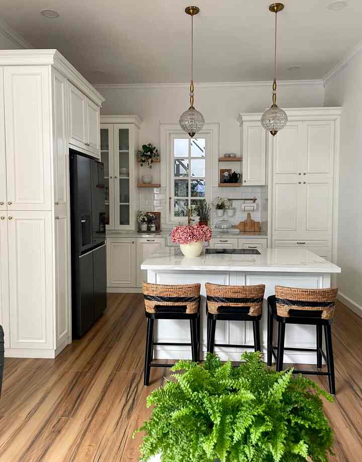 Hi classy neighbors, Ini adalah dapur bersih ZUIhome. Ruangan yang menjadi jantung rumah kami. Island table yang menjadi centre dapur ini adalah tempat dimana kami berkumpul, menikmati setiap suap rizki. Tempat berbagi cerita, berbagi ide, dan sesekali pertengkaran kecil menghiasi. 

Kami harus merelakan ukuran dapur bersih menjadi lebih kecil agar dapat memperbesar ruangan mushola yang bersebelahan dengan dapur bersih. Untuk mensiasati agar dapur tetap tampak lega, kami pilih warna off white sebagai finishing kitchet set ini dan menghadirkan lemari rahasia yang berfungsi sebagai pintu penghubung antara dapur bersih dan dapur kotor. 

Sementara itu, untuk menghidupkan suasana dan menyegarkan dapur putih ini kami meletakkan beberapa bunga artificial dengan aneka warna. Dua lampu gantung finishing krum menegaskan bahwa ruangan ini memang penuh makna. Semoga menginspirasi ya. 
#kitchenstyling
#kithcendecorideas
#kitchenmakeover
#homodecor
#classickitchen

