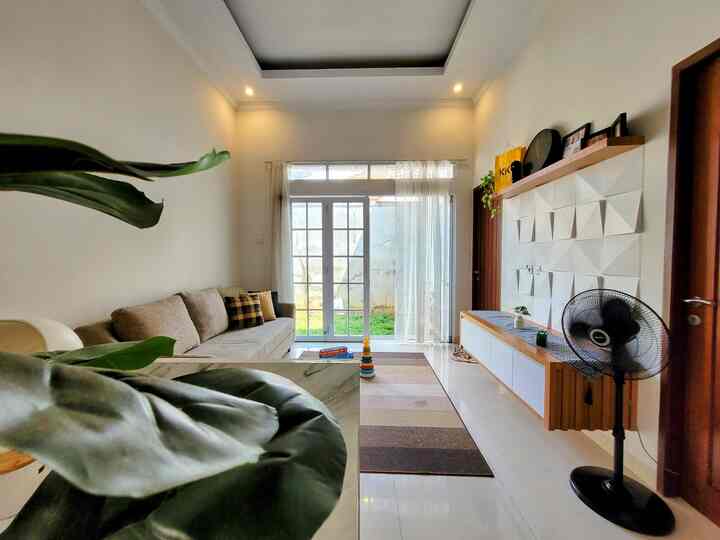 Tema Japandi Tropical menggabungkan keindahan alam tropis dengan estetika Jepang yang tenang. Alasannya karena menciptakan keseimbangan antara ketenangan dan kehangatan alam tropis dengan kesederhanaan dan keindahan yang ditemukan dalam desain Jepang, menciptakan ruang yang menenangkan namun tetap menghadirkan kehangatan dan keindahan alam.
tema ini diterapkan pada seluruh bagian interior rumah, dengan menggunakan warna earth tone meliputi putih dan kayu. 
#japandi #tropical
#homedecorinspo
#aesthetichomedecor #rumahdeveloper #80m2