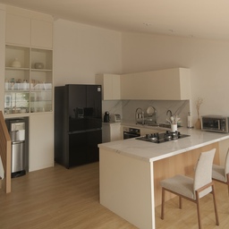 Selamat datang di ruangan dapur rumah ini😊
Focal point di dapur balik lagi urusan masak, itulah sebabnya aku simpan kompor di bagian tengah ruangan.
Untuk membuat dapur lebih hidup, aku simpan rak di sebelah kulkas, dan diisi dengan gelas-gelas, vas dan buku-buku masak.
Aku juga simpan vas dengan bunga kering di sebelah microvave supaya dapurnya lebih cantik.
#kitchenstyling #kitchendecorideas #kitchenmakeover #koreanhouse #koreanaesthetic