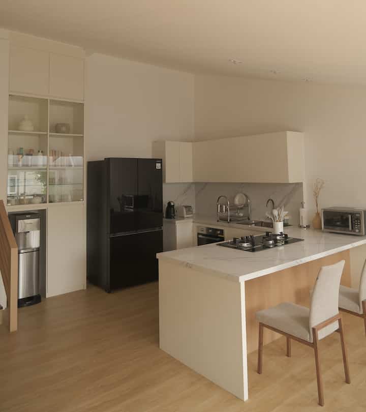 Selamat datang di ruangan dapur rumah ini😊

Focal point di dapur balik lagi urusan masak, itulah sebabnya aku simpan kompor di bagian tengah ruangan.

Untuk membuat dapur lebih hidup, aku simpan rak di sebelah kulkas, dan diisi dengan gelas-gelas, vas dan buku-buku masak.

Aku juga simpan vas dengan bunga kering di sebelah microvave supaya dapurnya lebih cantik.

#kitchenstyling #kitchendecorideas #kitchenmakeover #koreanhouse #koreanaesthetic