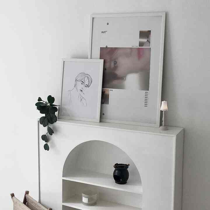 untuk membuat ruangan minimalis lebih hidup dan cantik, aku menggunakan sentuhan lukisan, poster serta gambar yang di frame. yuk cobain!   #bedroomstyling #bedroomdecorideas #bedroommakeover