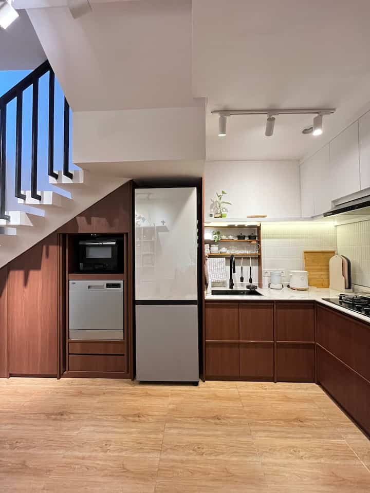 • New Kitchen Style •
Rak baru di dapur jadi focal point baru di kitchen ini 😎 dibuat custom sesuai ukuran backsplash. 

Karena aku sukak banget peralatan makan/masak yang mini-mini dan pengen banget jadi pajangan di dapur ini. Jadilah kami custom rak ini, yang biasanya dibuat untuk taruh bumbu tapi kami taruh peralatan kicil/mini 😍 duhhh cantiknya, makin betah didapur.. dan bisa dengan mudah di ambil.

Setelah ditaruh rak ini, dapur #kibouichi benar-benar jadi lebih hidup! Kalau sebelumnya sih clean-clean aja ya hahaha (kalau di foto)

Like and share ya! Kalau kalian sukak kitchenku 😌

#kitchenstyling #kitchendecorideas #kitchenmakeover #kitchenkibouichi #kitcheninspiration #Japankitchen