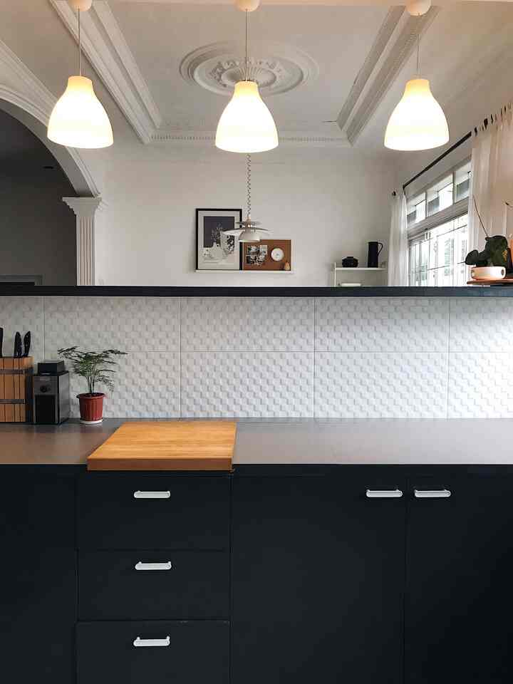 Focal point dapur ini tetap di open shelves yang ga banyak berubah. Ada yang ditambah dan dikurangi sesuai kebutuhan, karena yang dipajang di situ memang barang-barang dipakai sehari-hari.

#kitchenstyling #kitchendecorideas #kitchenmakeover #midcenturymodern #openselves #ikea #dekorasidapur