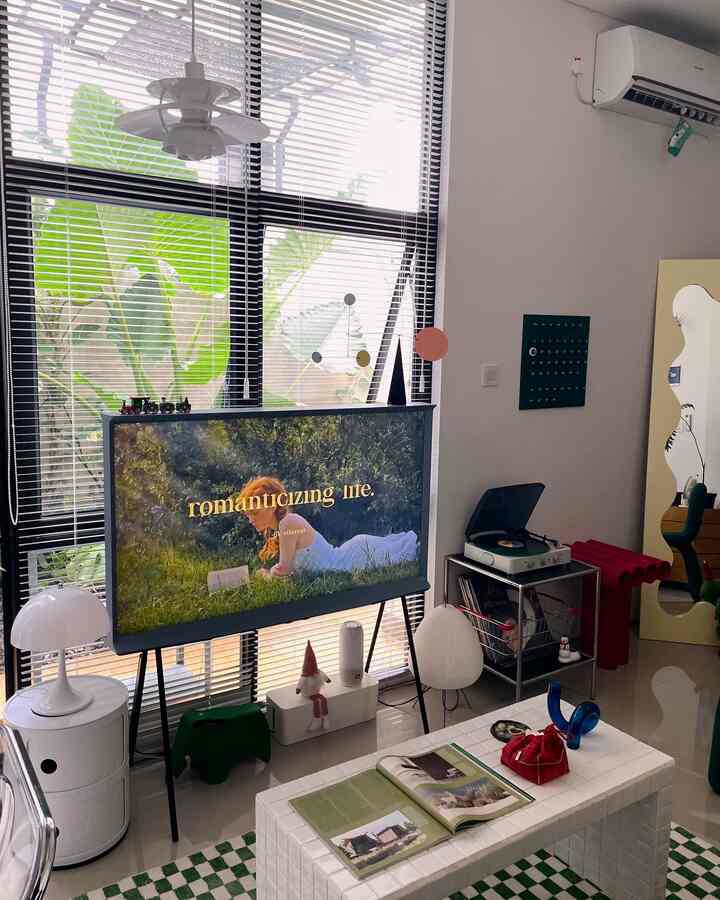 Sedikit cerita tentang rumah yang saya tinggalin sekarang 🏠

Rumah ini mengusung konsep mix mid century modern dan vintage! 

Pemilihan kedua tema ini awalnya karena pasca covid kemarin, saya lebih banyak Work From Cafe di mana sering mengunjungi coffee shop. 

Beberapa coffee shop saat ini banyak yang mengusung kedua tema ini secara interior. Darisitulah saya mendapatkan inspirasi untuk mengaplikasikan ke dalam rumah saya.

Saya menggunakan perpaduan banyak item berwarna untuk menciptakan mood yang ceria pada setiap ruangan, salah satunya di ruangan living room saya.

Untuk item2nya saya dapatkan melalui e-commerce baik di dalam ataupun luar negeri.

#midcenturymodern 
#roomdecorinspo 
#aesthetichomedecor
#vintage 