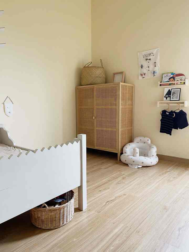 Ngomongin soal style rumah. Sebenernya aku nggatau rumahku ini arahnya kemana karna saat aku mendekor isinya, lebih ke suka-suka aja. Sebenernya, aku suka banget sama rumah ala japandi, tapi fasadku ngga mendukung karna rumahku ini minim cahaya matahari dan terlalu banyak sekat, nggak japandi banget deh! Sedangkan banyak banget furniture dan item dekorasi lainnya yang merupakan barang bekas yang aku repaint, jadi ya kesan klasik dan jadulnya dapet banget. Belum lagi banyak juga barang yang hasil DIY. Yang pasti, yang mencerminkan aku banget itu adalah pemilihan warna yang cenderung ke earth tone dan didominasi sama warna krem-coklat dan banyak perabot kayu
Jadi ikut bingung kan style rumahku ini sebenernya apa 🤭

#homedecorlowbudget #homedecorinspo #japandi #aesthetichomedecor #kidsroom #roomdecorinspo