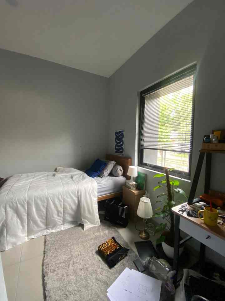 #labeloftones on the making my room more #midcenturymodern dengan menciptakan suasana hangat seperti di rumah nenek. Furniture kustom dengan finishing kayu ditambahkan beberapa item dengan warna natural seperti hitam-putih-abu sebagai penyeimbang. Namun untuk memberikan kesan #midcenturymodern perlu ditambahkan aksen warna kontras yang cukup terang seperti warna biru pada sarung bantal dan poster, serta warna hijau pada tanaman dan koleksi buku desain arsitektur milik pribadi.

#bedroomstyling #bedroomideas #bedroominspo #bedroomaesthetic #midcenturymodern #aesthetichomedecor #roomdecorinspo
