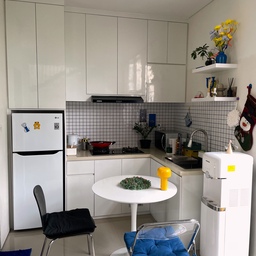Cerita Styling Dapur 🍳
Dikarenakan ukuran ruangan yang tidak luas, sehingga ruangan dapur dan meja makan diletakkan saling berdekatan. 
Focal point dari dapur saya ini adalah area backsplash yang menggunakan keramik mozaik kotak2 menonjolkan kesan vintage / retronya!
Dikarenakan warna kabinet yang dominan berwarna putih, sehingga proses stylingnya tidak begitu sulit. Saya menggunakan ambalan untuk meletakkan beberapa item dekorasi berwarna sesuai dengan tema ruangan. Selain itu saya juga meletakkan tanaman agar membuat dapur terasa lebih asri. Memasak menjadi lebih menyenangkan! ✨
#kitchenstyling
#kitchendecorideas
#kitchenmakeover