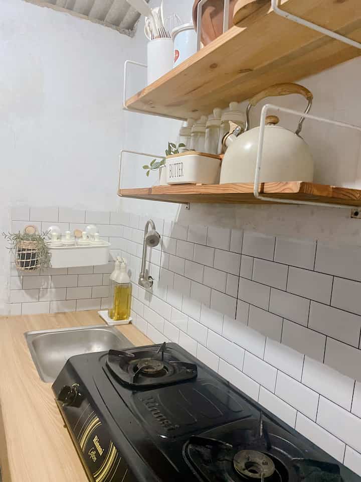 Haloo haii semua
Perkenalkan ini dapur yg alhamdulillah setiap hari ngebul di rumah dinas pedesaan 🤭🤭
Meskipun dapur cor cor an tapi tetep bisa aesthetic loh jika perpaduan warnanya yg match seperti di dapur aku ini yg white and wood 🤍🤎

Klo menurut aku Aksen kayu dan warna putih tetap nomer 1 dalam memberikan kesan aesthetic ya, ditambah dengan tanaman artificial dari fejka ikea ini. Yg pastinya murce ga nguras kantong tapi tetap hidup untuk kamu yg mageran nyiram taneman kek aku 😂😂🤭🤭

Hepi wiken semua 😍😍

#kitchenstyling #kitchendekorideas #kitchenmakeover #inspirationkitchen #dekorkitchenaesthetic #aesthetickitchen