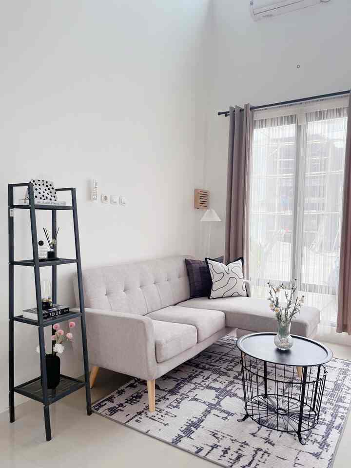 [ Tema Rumah ]

Rumah ini lebih kearah style scandinavian, karna sebelum dibangun kami memilih fasad scandinavian untuk rumah kami. Memilih rumah dengan model scandinavian karna bentuknya yang kekinian dan unik 🤍

Dekorasi yang dipakai juga masih berhubungan dengan tema rumah seperti pemilihan warna untuk setiap barang. Sebisa mungkin warna tidak nabrak dan masih senada satu dengan lainnya.

#scandinavian #japandi #homedecorinspo #aesthetichomedecor #inspirasirumah #homedecor #rumahsegaris #openhouse