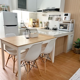 MasyaaAllah aku makin happy kalo liat tampilan dapur yang sekarang setelah merubah accent wall hexagon dengan wallpanel, tones nya jd leboh senada
Fungsi accent wall selain sebagai focal point dapur, juga menjadi pemisah antara dapur dan ruang keluarga
Selain menambah beberapa perintilan baru seperti rak bumbu, aku jg menambah rak buah diatas kulkas dan oil bottle putih dari bahan keramik yang menambah kesan aesthetic dan membuat dapur jadi lebih hidup..
#kitchenstyling
#kitchendecorideas
#kitchenmakeover