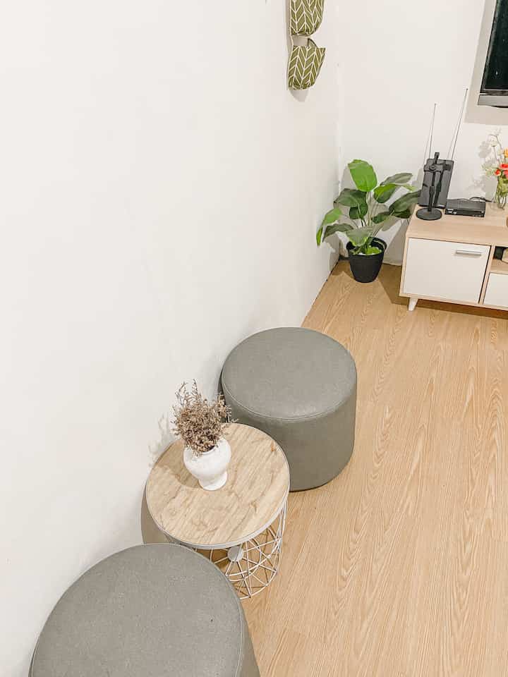 Ruangan livingroom adalah ruangan terfavorite bagi kami. Diruang ini dan dibeberapa ruangan lain kami mengusung tema minimalis, ala ala japandi. Tetapi semua memang kami sesuaikan dengan budget kami. Warna yang mendominasi dirumah kami adalah putih dan kayu. 

#japandi #minimalist #homedecor #homedecorinspo #aestheticdecor #aesthetichomedecor #ruangestetik #rumahminimalis