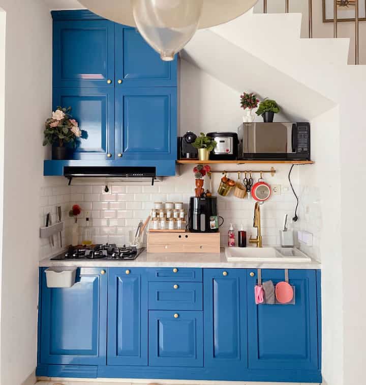 Dapur segaris nongol lagi nih bestie. Biar gak bosen aku gonta ganti hiasan di dapur, yang pasti ada bunga dan tanaman hijau biar mata tetap segar ☺️ atau elektroniknya ku tuker tuker aja sesuai kebutuhan 🤍 

#kitchenstyling
#kitchendecorideas
#kitchenmakeover
#dapurbiru #bluekitchen #dapursegaris