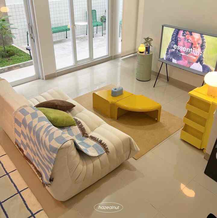 cara styling agar ruanganku terlihat lebih cantik dan rapi adalah dengan memadukan dekorasi berwarna yg telah ditentukan yaitu kuning, biru, hijau. diluar dari ketiga warna tersebut aku hanya mengunakan warna netral seperti purih dan cream. aku juga menghindari dekorasi yg terlalu gelap agar ruangan terkesan lebih ceria
#livingroom #ruangkeluarga #ruangtengah #postmodern #retro  #homedecorinspo #roomdecorinspo  #hazealnut #aesthetichomedecor 