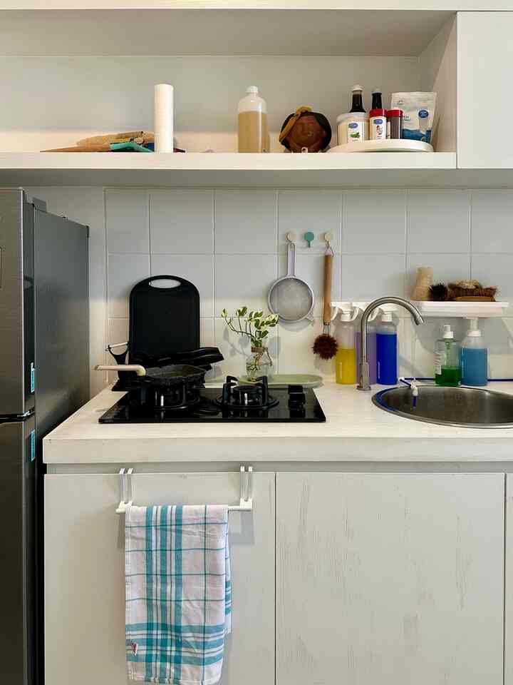 Dapur tema putih minimalis menjadi pilihan buat saya yang menyukai ketenangan. Furniture warna putih dengan serat kayu ditambah sedikit sentuhan vintage Indonesia seperti lap kotak menjadikan ruangan dapur saya estetik tanpa kehilangan mood minimalisnya. 


#minimalist #homedecorinspo  #roomdecorinspo  #aesthetichomedecor #dapurasthetic #dapurminimalis #dapurmamacan