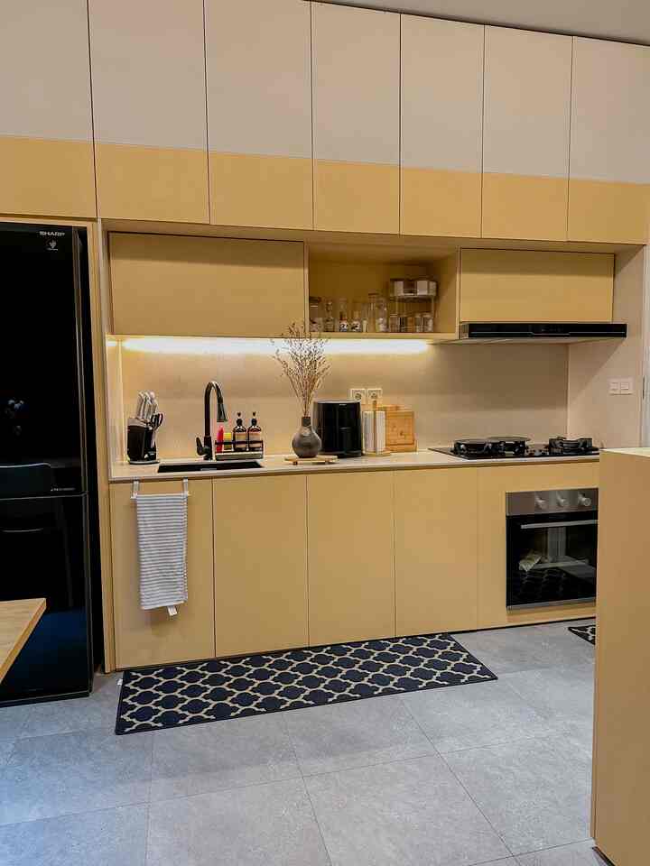 Dapur kami sebenarnya cukup sederhana, tidak terlalu banyak perintilan ataupun dekoratif,
Sesuai dengan designnya Japandi Style, kami ingin membiarkan dapur ini tetap minimalis dan sesuai kebutuhan di lahan terbatas..
Kuncinya tetap jaga kebersihan supaya tetap nyaman digunakan..

#kitchenstyling #kitchendecorideas #kitchenmakeover #japandikitchen #minimalistkitchen