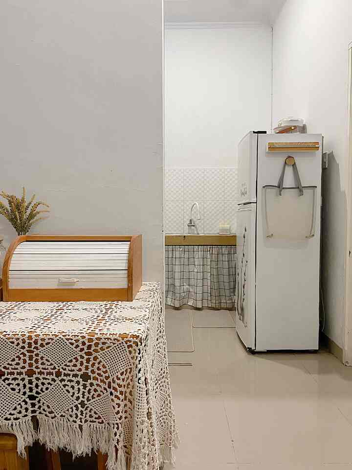 Walaupun aku suka dengan tone warna netral, aku menambahkan beberapa sentuhan dari tanaman artificial agar suasana ruangannya lebih hidup

Area cuci piring ini, kelitan langsung dari ruang keluarga ✨

#kitchenstyling #kitchendecorideas #kitchenmakover 
#yositriaa #90m2 #rumahdeveloper #tinyhouse #rumahminimalis #scandinavian