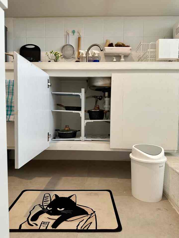 Elemen kucing wajib stand out dalam setiap ruangan termasuk dapur. LOL. Agar tetap menjaga vibes minimalis saya memilih warna monochrome. Kucing hitam juga menjadi iconic buat saya karena saya memiliki 5 kucing hitam. Keset kucing hitammenjadikan saya tetap merasa dekat dengan kucing saya. 

Untuk penyimpanan saya memilih rak penyimpanan yang tersembunyi agar dapur selali terlihat rapih.


#kitchenstyling
#kitchendecorideas
#kitchenmakeover
#dapurmamacan