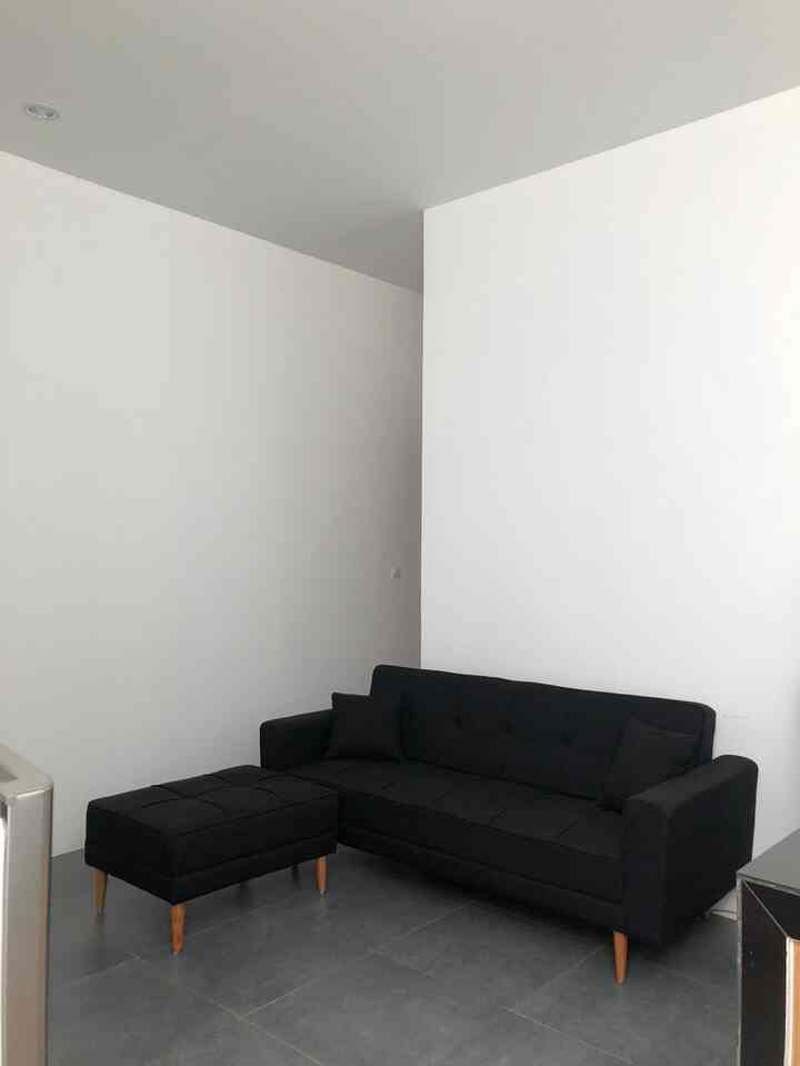 Simple, minimalist, multifunction yang diterapkan dirumah gaya scandinavian ini. Pemilihan element2 yang tegas dan tidak terlalu banyak ornamen hampir diterapkan diseluruh ruangan dirumah.

#minimalist #scandinavian #homedecorinspo #roomdecorinspo #aesthetichomedecor #designscandinavian