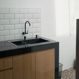 Dapur semi terbuka yang berdampingan dengan indoor garden dan hanya menggunakan kabinet bawah ini menjadi ciri khas dapur Nord Hois. Walaupun luasannya minim, tapi terkesan luas dan tidak sempit.
#kitchenstyling #kitchendecorideas #kitchenmakeover #dapurminimalis #dapursemioutdoor #inspirasidesigndapur #kitchenideas