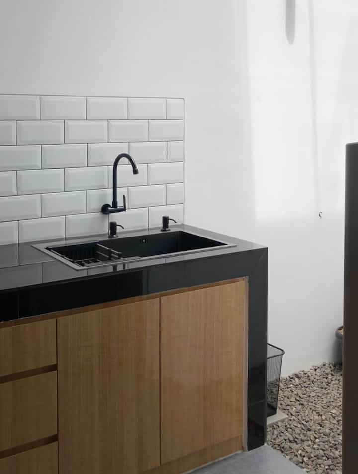 Dapur semi terbuka yang berdampingan dengan indoor garden dan hanya menggunakan kabinet bawah ini menjadi ciri khas dapur Nord Hois. Walaupun luasannya minim, tapi terkesan luas dan tidak sempit.

#kitchenstyling #kitchendecorideas #kitchenmakeover #dapurminimalis #dapursemioutdoor #inspirasidesigndapur #kitchenideas