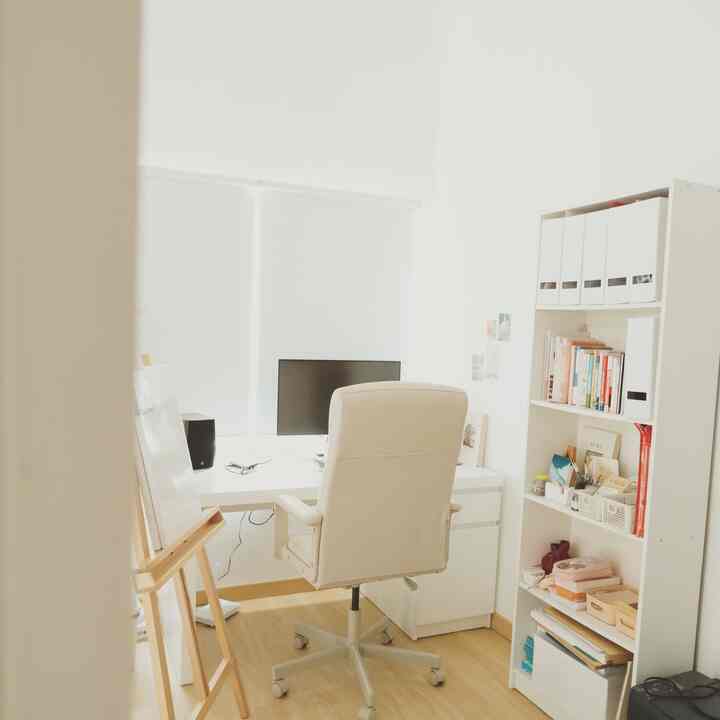 Salah satu spot terfavorit di DAMARUMA 😍

Home office ini tercipta semenjak musim WFH di 2 tahun lalu sampai akhirnya keterusan sampai jadi Freelance saat ini, yang mostly saat kerja banyak di ruangan ini ✨
Penggunaan SPC motif kayu selain membuat suasana jadi warm, rapi juga menambah kesan aesthetic ruangan ini.
Pemilihan warna full putih doff pada furniture menjadikan ruangan ini clear look dan lebih luas

#aestheticroom #aesthetichomedecor #homestyling #homeoffice #whitewoodyideas
