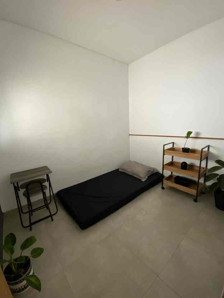 Hai Tatangga!!
ini adalah kamar yang paling aesthetic dirumahku. 

kamar ini ku styling dengan tema industrialis. 
kamar ini sesuai dengan pribadi anak lelakiku yang simple, anaknya ga neko-neko, anaknya rapih banget. 
Barang yang menjadi point penting disini adalah meja belajar lipat kecil mengingat kamar ini tidak cukup Luas namun membuat anakku nyaman kalau sedang belajar dan saya letakan disamping jendela agar ketika belajar bisa menghirup udara dari Luar jendela.

dan disini saya pakai sarung bantal sengaja diberi warna lain supaya Kontras dengan spreinya. 

material barang yang ada disini juga lebih ke warna hitam dan Kayu sehingga mendukung dengan tema yang diusung Yakni Industrial.
dan Ku tata dekorasi warna hitam di kabinet kayu supaya sesuai dengan temanya juga. 

ku letakan beberapa tumbuhan asli supaya udara diruangan ini cukup bersih.

semoga menginspirasi ya :)

#kamarindustrial #idekamaranaklakilaki #kamarlakilaki #iderumahindustrial #kamaranaklakilaki #kamaranak #kamarpria #idekamarpria #kamarganteng #manroom #aestheticroom #aesthetichomedecor #homestyling