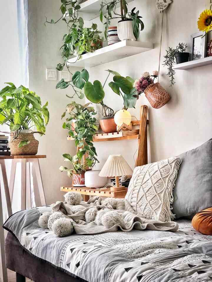 Pojokan ini kecil saja, didesain senyaman mungkin karena pekerjaan yang mostly WFH. konsepnya bohoscandi, karena aku suka minimalis tapi gak tahan juga lihat pernik-pernik. Bantal macrame dan blanket lucuk ini bikin pojokan terkesan estetik sih. Yang terpenting, sesuai budget, gak ngoyo. yang penting kreatif, ye kaaan

#aestheticroom #aesthetichomedecor #homestyling #bohoscandi #jakbar #rumahkecil #decorlowbudget #petparents #plantmom