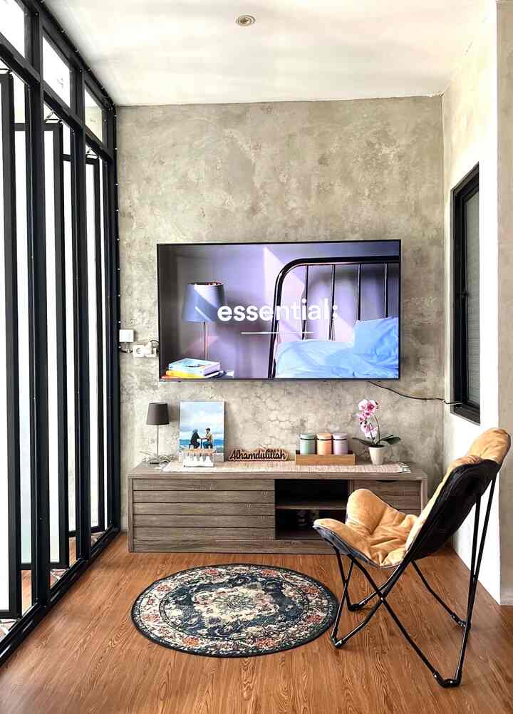 Kesan unfinished, simple dan apa adanya membuat kamar tidur ini aesthetic 😁
Warna-warna utama yang mewakili semua elemen industrialnya adalah adalah hitam, putih, abu-abu dan coklat. 

Sedikit tips lowbudget tapi tetap terkesan aesthetic di rumah industrial : 
🌿 penggunaan dinding semen ekspos yaitu mengurangi penggunaan cat
🌿 meski dinding hampir secara penuh didominasi semen ekpos agar kesan industrialnya masih dapat triknya bisa menggunakan aksen berwarna hitam pada kusen dan furniture
🌿 untuk memaksimalkan pencahayaan alami, caranya dengan menempatkan jendela pada posisi yang pas 
🌿 desain industrial bisa dipadukan dengan desain lainnya salah satunya dengan penggunaan warna 'lain' atau kombinasi warna terang biar kesan kakunya sedikit hilang 🤭

Semoga bermanfaat dan bisa jadi inspirasi yah 🥰

#aestheticroom
#aesthetichomedecor
#homestyling
#rumahindustrial 
#unfinished 
#tumahyuqibam  