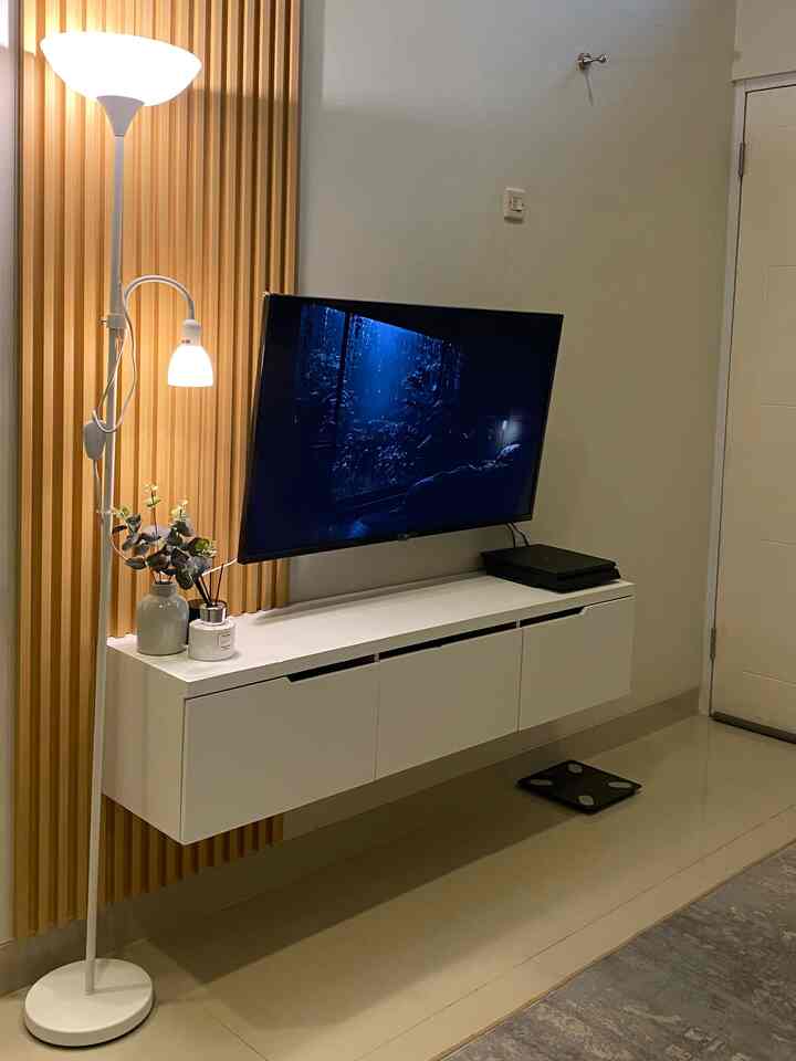 Menurutku bagian rumah yang paling estetik itu living room area TV. Selling point yang membuat estetiknya adalah wallpanel, yang bikin rumah jadi lebih nyala & warm ditambah dengan standing lamp warm white🫶🏼

#aestheticroom #aestheticroomdecor #homestyling #rumahdeveloper #rumahmungil #50m2 #livingroominspo #petparent 