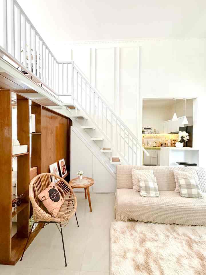 Di ruangan ini yang membuat aesthetic adalah tangga mezzanine dan sekat kayu yang matching, ditambah variasi wall moulding yang posisinya menyesuaikan tangga, 
Adanya tangga mezzanine dari besi dan kayu serta sekat dari kayu membuat suasana rumah terlihat lebih natural, 
Selling point di ruangan ini salah satunya adalah sekat kayu fleksibel yang bisa dibuka tutup. 
Tips membuat ruangan terlihat aesthetic sebenarnya simple, yaitu pemilihan warna dinding dan semua perabotan yang senada, dan yang masuk konsep rumah✨

#aestheticroom #aesthetichomedecor #homestyling #rumahmezzanine #rumahminimalis 