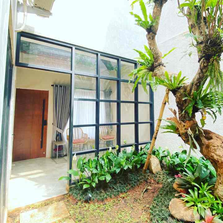 Ini dia tempat paling estetik di rumah yaitu Taman. Dulu ngebayangin punya rumah itu buka pintu langsung lihat taman, dan VOILAA..!! we did it! Qt punya taman di tengah rumah🥰
Taman ini nyambung dengan area Living Room Pertama, sengaja tidak ada pintu agar sirkulasi udara enak. Selain itu di taman ini bisa untuk kongkow para bapack2 tanpa menggaggu ibu2 yg ngobrol di dalam🤭
Oiya yang bikin makin estetik di taman ini yaitu hadirnya Kamboja Fossil 🩷
#aestheticroom #aesthetichomedecor #homestyling #industrial #industrialmodern #cibubur 