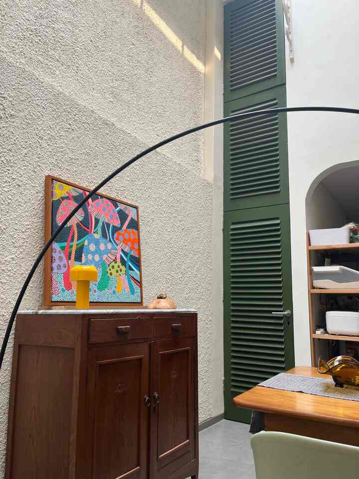 Bagian ruangan dengan estetik favorit adalah dining room/ sunroom. Dining room ini beratap kaca sehingga banyak sinar matahari masuk. Krepyak warna hijau ini juga menjadi focal point ruangan ini. #aestheticroom #aestethichomedecor #homestyling