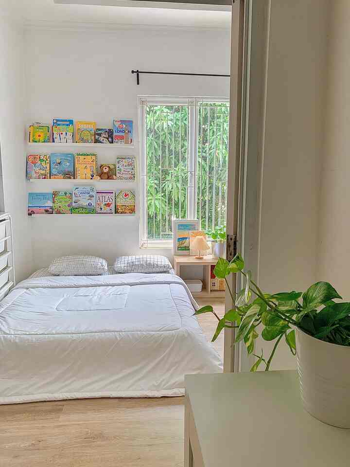 Sinar matahari pagi di Bedroom ini adalah favorit saya. Setiap bayangan yang di ciptakan dari cahaya yang melewati jendela lebar dan pohon mangga yang rindang memberikan nuansa estetik yang natural. Mood hari ini adalah warna putih dengan kombinasi kotak kotak ala korea style.

#aestheticroom
#aesthetichomedecor
#homestyling
#koreanbedroom
#minimalist
#rumahcluster 