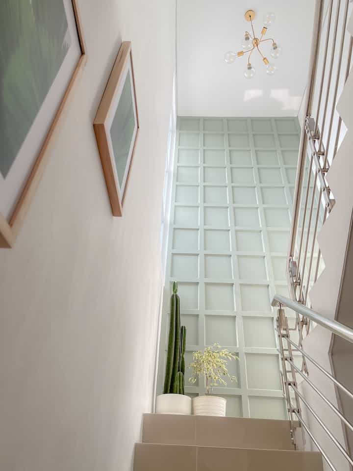 AREA TANGGA d_houseds

Area tangga dirumah kami awalnya tampak biasa. Namun area ini jadi yang paling menarik dan berani semenjak salah satu sisinya menggunakan wall moulding berbentuk kotak persegi dengan profil. Motif kotak2 persegi kecil yang banyak meninggi ke atas memberikan kesan tinggi dan unik. Profil memberikan kesan tegas dan elegant. Dipadukan dengan sentuhan warna hijau keabuan yang lembut dan unik pun sangat memanjakan mata. Karena sudah memiliki kesan menonjol dan estetik kami hanya menambahkan tanaman hidup pada salah satu sisinya. Untuk penerangan area tangga kami menggunakan lampu gantung gold untuk menambahkan kesan hangat dan mewah. 

#aestheticroom
#aesthetichomedecor 
#homestyling
#areatangga
#wallmoulding
#cimahi 
#bandung