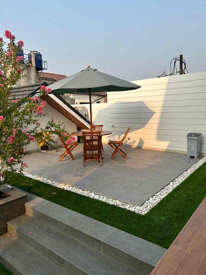 Halo tetangga Online 👋🏻..

Kali ini aku mau post tentang salah satu sudut favorite di rumah aku.. spot ini salah satu tempat yg kita pake utk kumpul2 sama teman atau anggota keluarga sekedar untuk minum2 teh atau ngemil2.. tadinya ini dak kosing aja pas perencanaan.. tp karena sayang banget kalo polosan, akhirnya kami buat area untuk kumpul2 seperti ini.. Alhamdulillah 

#rooftop
#backyard
#rooftopinspo
#rooftopdesign
#rooftopdecor
#taman
#desaintaman