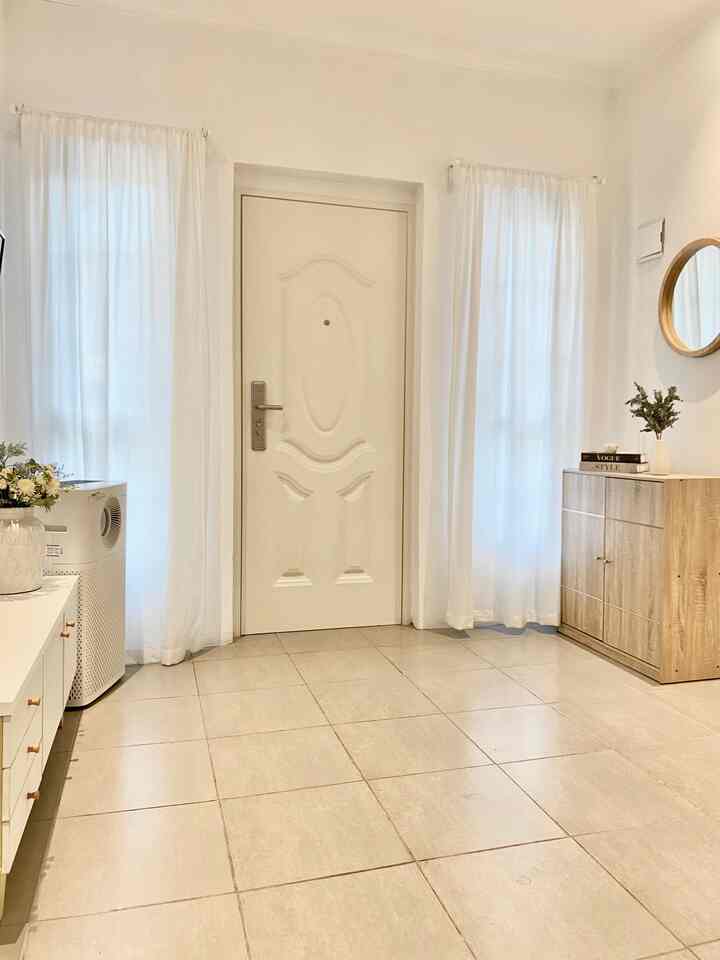 Pada living room aku memakai spot light agar terasa lebih cozy saat malam hari dan lebih aesthetic. Pada slide 2 & 3 merupakan spot favorit. Tips supaya ruangan terlihat aesthetic pilih warna dasar netral lalu pilih dekorasi sesuai dengan tema rumahmu sehingga warnanya lebih mudah menyatu.

#aestheticroom #aesthetichomedecor #homestyling #minimalist #modern #nightvibes #livingroomideas